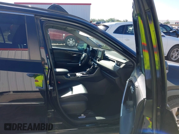 2021 Toyota RAV4 XLE Premium z VIN 2T3C1RFVXMW105387, wystawiony jako IAAI lot #42238526 z przebiegiem 58 627 mil mil oraz . Historia ofert i sprzedaży dostępna na DreamBid. Obrazek 5.