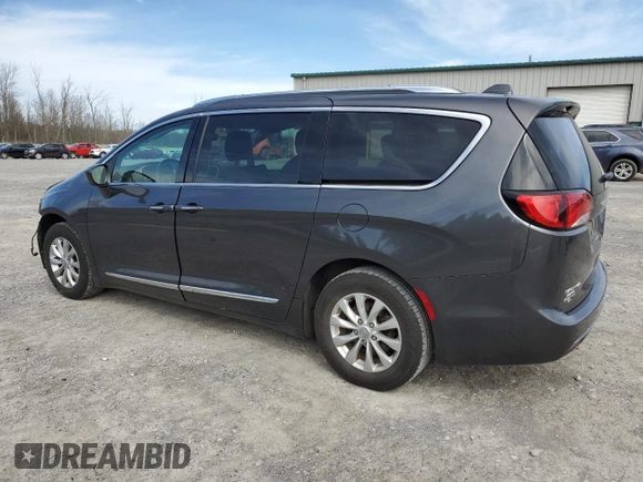 2018 Chrysler Pacifica Touring L z VIN 2C4RC1BG9JR143020, wystawiony jako Copart lot #49323205 z przebiegiem 126 389 mil mil oraz Szkody całkowita. Historia ofert i sprzedaży dostępna na DreamBid. Obrazek 2.