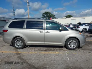 2017 Toyota Sienna XLE Auto Access Seat z VIN 5TDYZ3DC4HS837017, wystawiony jako IAAI lot #42237044 z przebiegiem 91 041 mil mil oraz . Historia ofert i sprzedaży dostępna na DreamBid. Obrazek 12.