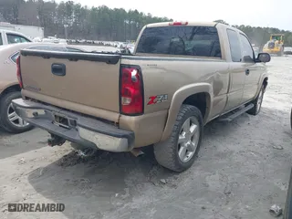 2006 Chevrolet Silverado 1500 LT2 with VIN 1GCEK19B56Z185242, listed as a IAAI auction lot 41693225 with 253,898 mi miles. Bid and sale history available at carsss.com. Image 4.