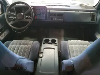 1994 GMC Suburban z VIN 1GKFK16K3RJ725171, wystawiony jako Copart lot #57914635 z przebiegiem 226 183 mil mil oraz Tytuł czysty. Historia ofert i sprzedaży dostępna na DreamBid. Obrazek 8.
