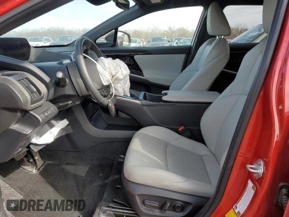 2024 Toyota bZ4X XLE z VIN JTMABACA3RA076814, wystawiony jako Copart lot #47046235 z przebiegiem 18 457 mil mil oraz Szkody całkowita. Historia ofert i sprzedaży dostępna na DreamBid. Obrazek 7.