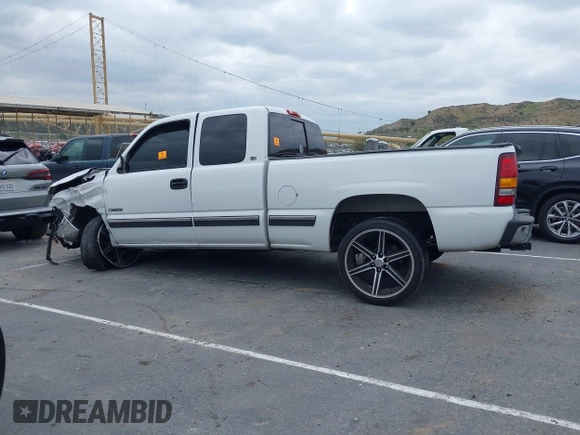 2000 Chevrolet Silverado 1500 LS with VIN 2GCEC19T5Y1195836, listed as a IAAI auction lot 42050991 with 1 mi miles. Bid and sale history available at carsss.com. Image 13.
