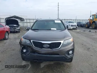 2012 Kia Sorento EX z VIN 5XYKU4A23CG302594, wystawiony jako IAAI lot #41644499 z przebiegiem 173 355 mil mil oraz . Historia ofert i sprzedaży dostępna na DreamBid. Obrazek 12.