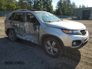 2013 Kia Sorento EX z VIN 5XYKUDA27DG360953, wystawiony jako Copart lot #48254445 z przebiegiem 134 637 mil mil oraz Szkoda całkowita • Salvage title. Historia ofert i sprzedaży dostępna na DreamBid. Obrazek 4.