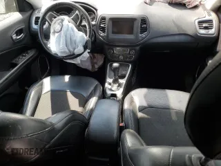 2020 Jeep Compass Latitude z VIN 3C4NJDBB8LT217957, wystawiony jako Copart lot #55413295 z przebiegiem 103 659 mil mil oraz Szkoda całkowita • Salvage title. Historia ofert i sprzedaży dostępna na DreamBid. Obrazek 8.