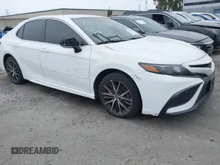 2022 Toyota Camry SE z VIN 4T1G11AK4NU675377, wystawiony jako IAAI lot #42057960 z przebiegiem 46 936 mil mil oraz . Historia ofert i sprzedaży dostępna na DreamBid. Obrazek 1.