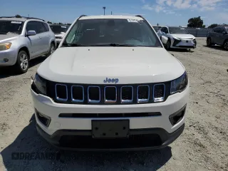 2018 Jeep Compass Latitude z VIN 3C4NJCBB8JT495295, wystawiony jako Copart lot #61054315 z przebiegiem 50 324 mil mil oraz Szkoda całkowita • Salvage title. Historia ofert i sprzedaży dostępna na DreamBid. Obrazek 5.