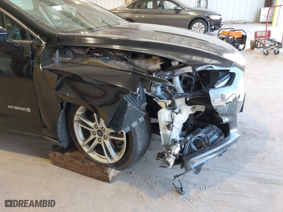 2016 Ford Fusion Titanium Hybrid with VIN 3FA6P0RU7GR127307, listed as a IAAI auction lot 41944427 with 128,076 mi miles. Bid and sale history available at carsss.com. Image 6.