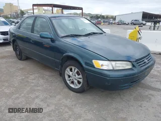 1998 Toyota Camry LE z VIN JT2BF22K3W0120071, wystawiony jako IAAI lot #42080068 z przebiegiem 262 880 mil mil oraz . Historia ofert i sprzedaży dostępna na DreamBid. Obrazek 1.