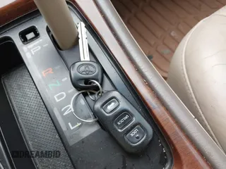 2000 Toyota Avalon XL z VIN 4T1BF28B9YU040456, wystawiony jako IAAI lot #42310333 z przebiegiem 201 596 mil mil oraz . Historia ofert i sprzedaży dostępna na DreamBid. Obrazek 11.
