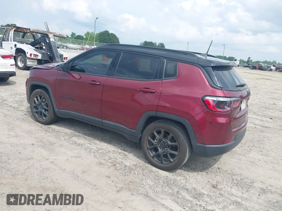 2022 Jeep Compass Latitude z VIN 3C4NJCBB2NT210970, wystawiony jako IAAI lot #42302790 z przebiegiem 27 999 mil mil oraz . Historia ofert i sprzedaży dostępna na DreamBid. Obrazek 3.