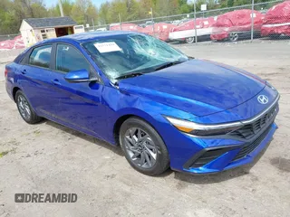 2024 Hyundai Elantra SEL z VIN KMHLM4DG1RU667757, wystawiony jako IAAI lot #42171429 z przebiegiem 11 394 mil mil oraz . Historia ofert i sprzedaży dostępna na DreamBid. Obrazek 1.