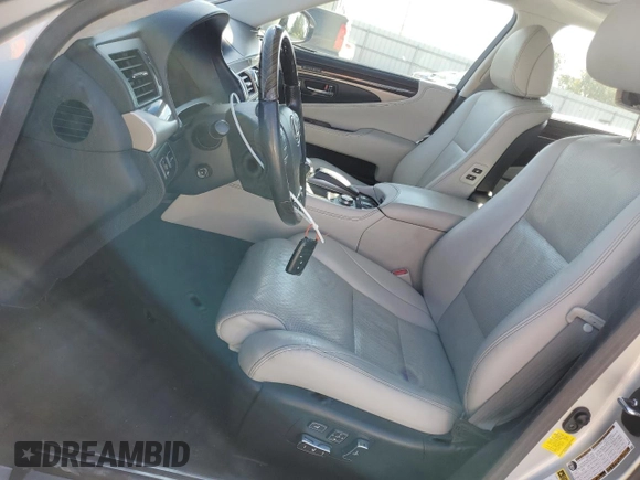 2014 Lexus LS 460 L z VIN JTHGL5EF2E5052609, wystawiony jako Copart lot #76527424 z przebiegiem 104 932 mil mil oraz Szkoda całkowita • Salvage title. Historia ofert i sprzedaży dostępna na DreamBid. Obrazek 7.