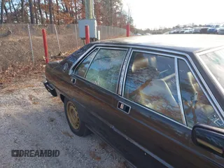 1982 Maserati Quattroporte z VIN ZAMBC1102CA301920, wystawiony jako IAAI lot #41297603 z przebiegiem 62 287 mil mil oraz . Historia ofert i sprzedaży dostępna na DreamBid. Obrazek 6.