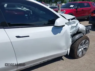 2022 Tesla Model Y Long Range z VIN 7SAYGDEE9NF509655, wystawiony jako IAAI lot #42433796 z przebiegiem 46 936 mil mil oraz . Historia ofert i sprzedaży dostępna na DreamBid. Obrazek 20.