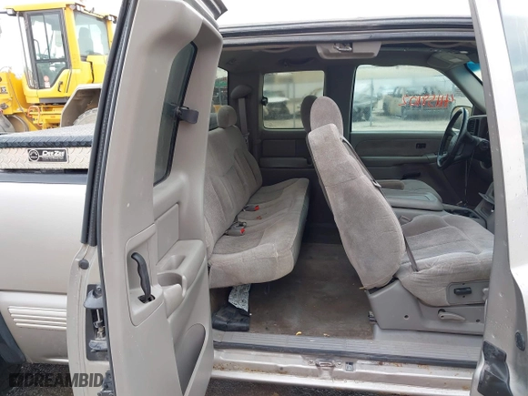 2000 Chevrolet Silverado 1500 LS with VIN 2GCEC19TXY1155977, listed as a IAAI auction lot 41158102 with 235,018 mi miles. Bid and sale history available at carsss.com. Image 8.