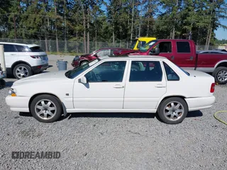 2000 Volvo S70 z VIN YV1LS56D4Y2651849, wystawiony jako IAAI lot #42246127 z przebiegiem 153 319 mil mil oraz . Historia ofert i sprzedaży dostępna na DreamBid. Obrazek 14.