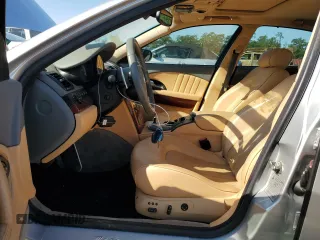 2005 Maserati Quattroporte z VIN ZAMCE39AX50019962, wystawiony jako Copart lot #59158555 z przebiegiem 24 013 mil mil oraz Czysty tytuł • Clean title. Historia ofert i sprzedaży dostępna na DreamBid. Obrazek 9.