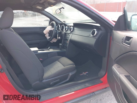 2007 Ford Mustang Deluxe with VIN 1ZVFT84N575328014, listed as a IAAI auction lot 41868433 with 110,680 mi miles and . Bid and sale history available at carsss.com. Image 5.