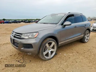 2011 Volkswagen Touareg Sport z VIN WVGFF9BP7BD004979, wystawiony jako Copart lot #58447015 z przebiegiem Nie podano mil oraz Tytuł czysty. Historia ofert i sprzedaży dostępna na DreamBid. Obrazek 1.
