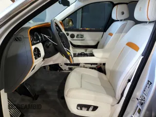 2024 Rolls-Royce Cullinan z VIN SLATV4C09RU224513, wystawiony jako Copart lot #70881884 z przebiegiem 3466 mil mil oraz Szkody całkowita. Historia ofert i sprzedaży dostępna na DreamBid. Obrazek 7.