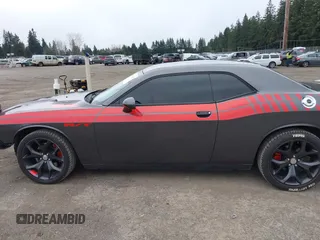 2014 Dodge Challenger R/T Plus z VIN 2C3CDYBT1EH177266, wystawiony jako IAAI lot #41798977 z przebiegiem 109 489 mil mil oraz . Historia ofert i sprzedaży dostępna na DreamBid. Obrazek 15.