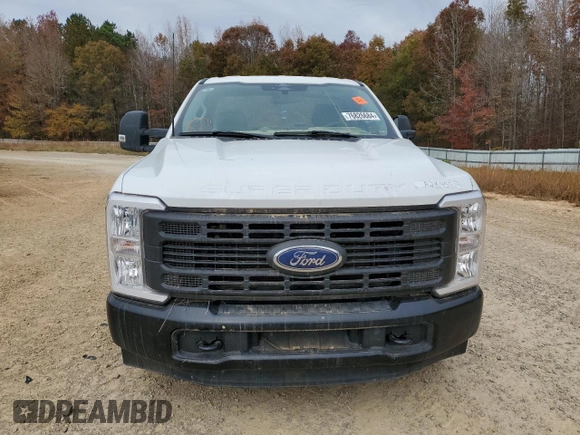 2024 Ford F-250 XL z VIN 1FTBF2AA3RED12078, wystawiony jako Copart lot #76826684 z przebiegiem Nie podano mil oraz Szkoda całkowita • Salvage title. Historia ofert i sprzedaży dostępna na DreamBid. Obrazek 5.