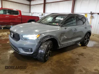 2021 Volvo XC40 R-Design z VIN YV4162UM5M2579019, wystawiony jako Copart lot #64495055 z przebiegiem 48 280 mil mil oraz Szkoda całkowita • Salvage title. Historia ofert i sprzedaży dostępna na DreamBid. Obrazek 1.