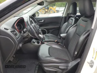2020 Jeep Compass Trailhawk z VIN 3C4NJDDB1LT122251, wystawiony jako Copart lot #55255875 z przebiegiem 104 462 mil mil oraz Szkoda całkowita • Salvage title. Historia ofert i sprzedaży dostępna na DreamBid. Obrazek 7.