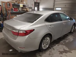 2013 Lexus ES 350 4dr Sdn with VIN JTHBK1GG9D2063523, listed as a IAAI auction lot 41386882 with 126,867 mi miles. Bid and sale history available at carsss.com. Image 4.
