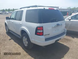 2010 Ford Explorer z VIN 1FMEU7D88AUB13090, wystawiony jako IAAI lot #42364672 z przebiegiem 158 973 mil mil oraz . Historia ofert i sprzedaży dostępna na DreamBid. Obrazek 3.