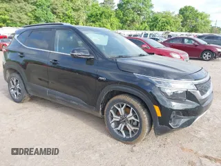 2021 Kia Seltos EX with VIN KNDERCAAXM7228380, listed as a IAAI auction lot 42015912 with 61,612 mi miles. Bid and sale history available at carsss.com. Image 1.