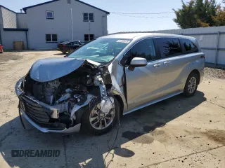 2021 Toyota Sienna LE z VIN 5TDKRKEC3MS023188, wystawiony jako Copart lot #51326975 z przebiegiem Nie podano mil oraz Szkody całkowita. Historia ofert i sprzedaży dostępna na DreamBid. Obrazek 1.
