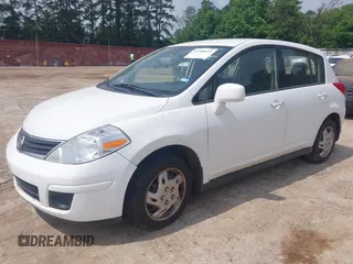 2011 Nissan Versa S z VIN 3N1BC1CPXBL442520, wystawiony jako IAAI lot #42308421 z przebiegiem 143 556 mil mil oraz . Historia ofert i sprzedaży dostępna na DreamBid. Obrazek 2.