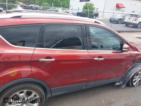 2015 Ford Escape Titanium z VIN 1FMCU0J99FUA92432, wystawiony jako IAAI lot #42257036 z przebiegiem 127 632 mil mil oraz . Historia ofert i sprzedaży dostępna na DreamBid. Obrazek 13.