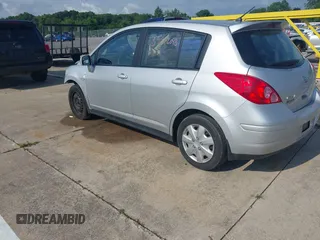 2009 Nissan Versa S z VIN 3N1BC13E39L485461, wystawiony jako IAAI lot #39886048 z przebiegiem Nie podano mil oraz . Historia ofert i sprzedaży dostępna na DreamBid. Obrazek 3.