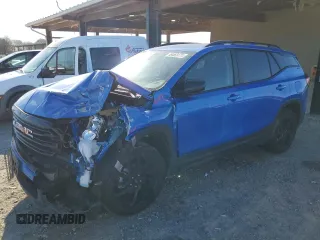 2024 GMC Terrain SLE z VIN 3GKALTEG8RL272416, wystawiony jako Copart lot #49463475 z przebiegiem 12 844 mil mil oraz Szkoda całkowita • Salvage title. Historia ofert i sprzedaży dostępna na DreamBid. Obrazek 1.
