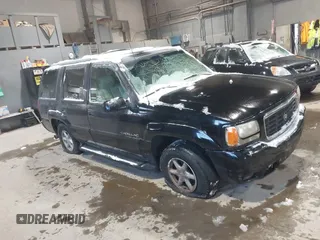 1999 Cadillac Escalade z VIN 1GYEK13R6XR404534, wystawiony jako IAAI lot #41391379 z przebiegiem 127 612 mil mil oraz . Historia ofert i sprzedaży dostępna na DreamBid. Obrazek 1.