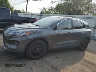 2020 Ford Escape SE z VIN 1FMCU0G6XLUB31876, wystawiony jako Copart lot #61817045 z przebiegiem 83 826 mil mil oraz Szkoda całkowita • Salvage title. Historia ofert i sprzedaży dostępna na DreamBid. Obrazek 1.