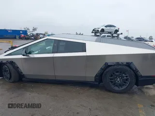 2025 Tesla Cybertruck с VIN 7G2CEHED8SA059806, выставлен на аукционе IAAI как лот 41706116 с пробегом 212 миль миль и . История ставок и продаж доступна на DreamBid. Изображение 14.