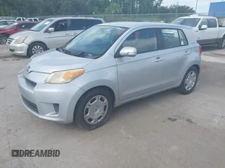2008 Scion xD z VIN JTKKU10438J018741, wystawiony jako IAAI lot #42463972 z przebiegiem 163 676 mil mil oraz . Historia ofert i sprzedaży dostępna na DreamBid. Obrazek 2.