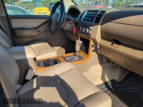 2006 Nissan Pathfinder SE z VIN 5N1AR18U46C627598, wystawiony jako IAAI lot #41527404 z przebiegiem 124 763 mil mil oraz . Historia ofert i sprzedaży dostępna na DreamBid. Obrazek 5.