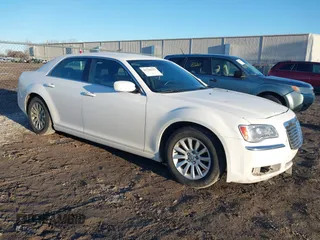 2013 Chrysler 300 z VIN 2C3CCAAG9DH509709, wystawiony jako IAAI lot #41796325 z przebiegiem 153 360 mil mil oraz . Historia ofert i sprzedaży dostępna na DreamBid. Obrazek 1.