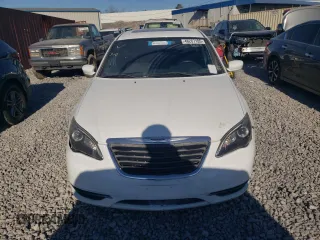 2013 Chrysler 200 Touring z VIN 1C3CCBBG8DN716555, wystawiony jako Copart lot #48287105 z przebiegiem 132 807 mil mil oraz Czysty tytuł • Clean title. Historia ofert i sprzedaży dostępna na DreamBid. Obrazek 5.