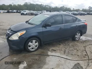 2015 Nissan Versa SV z VIN 3N1CN7AP9FL890354, wystawiony jako Copart lot #49797575 z przebiegiem 140 452 mil mil oraz Szkoda całkowita • Salvage title. Historia ofert i sprzedaży dostępna na DreamBid. Obrazek 1.