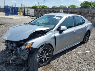 2023 Toyota Camry SE z VIN 4T1G11AK1PU099430, wystawiony jako Copart lot #58300885 z przebiegiem 32 991 mil mil oraz Czysty tytuł • Clean title. Historia ofert i sprzedaży dostępna na DreamBid. Obrazek 1.