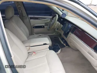 2008 Lincoln Town Car Limited z VIN 2LNHM82V88X636673, wystawiony jako IAAI lot #41023893 z przebiegiem 128 185 mil mil oraz . Historia ofert i sprzedaży dostępna na DreamBid. Obrazek 5.