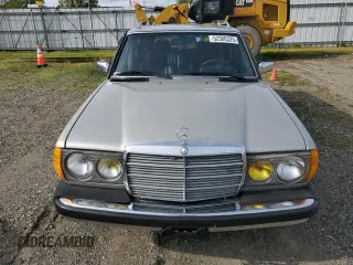1985 Mercedes-Benz 300 with VIN WDBAB93C5FF030673, listed as a Copart auction lot 52360325 with 171,214 mi miles and Clean Title. Bid and sale history available at DreamBid. Image 5.