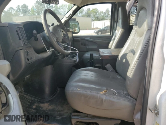 2006 Chevrolet Express Cargo z VIN 1GCGG25V461187613, wystawiony jako Copart lot #52344335 z przebiegiem Nie podano mil oraz Szkoda całkowita • Salvage title. Historia ofert i sprzedaży dostępna na DreamBid. Obrazek 7.